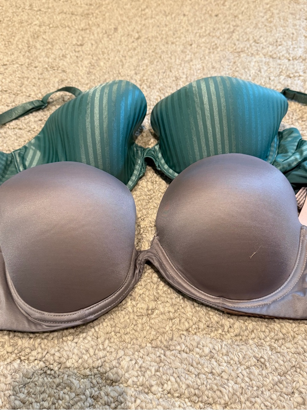 Victoria’s Secret lot 2 bras green grey (strapless) 36D